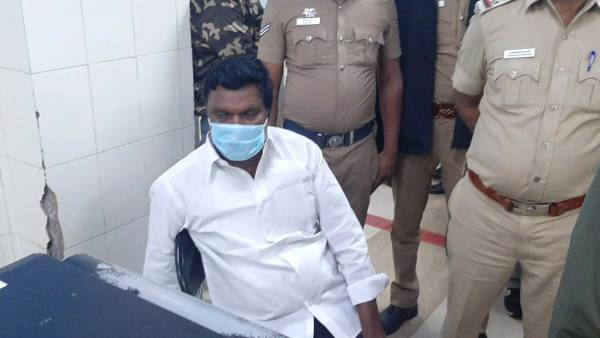 உதவியாளர்கள் முதலில் கைது