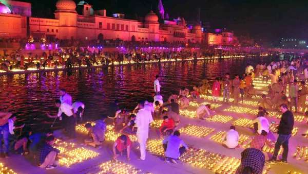 Deepavali: Ayodhya to be lit by 12 lakh lights - People getting ready to celebrate Deepavali: Ayodhya to be lit by 12 lakh lights - People getting ready to celebrate