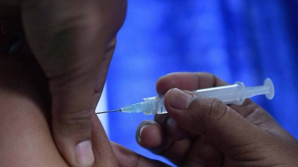 தடுப்பூசி போட்டால் மட்டுமே ரேஷன் பொருட்கள் .. கலெக்டர் அதிரடி.. எங்கு தெரியுமா? 