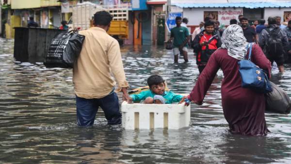  மழை நீர் தேக்கம் முதல் மின் சிக்கல் வரை.. எதற்கு எந்த எண்ணில் புகார் அளிக்க வேண்டும்..விரிவான தகவல்