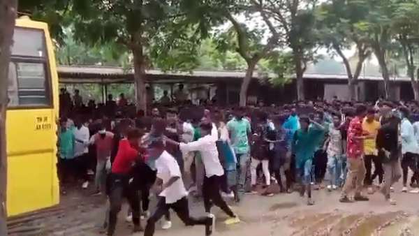 சத்தியமங்கலம் அருகே கல்லூரி மாணவர்கள் ஒருவருக்கொருவர் சரமாரி தாக்குதல்!