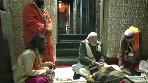 கேதார்நாத் கோவிலில் பிரதமர் மோடி வழிபாடு- ரூ400 கோடி திட்டங்களுக்கு அடிக்கல் நாட்டினார்!