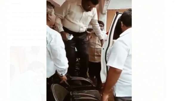 காலில் ஷூ