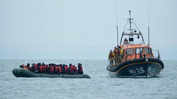 ஆங்கில கால்வாயில் அகதிகள் படகு கவிழ்ந்து கோர விபத்து.. குழந்தை, பெண்கள் உட்பட 31 பேர் உயிரிழப்பு