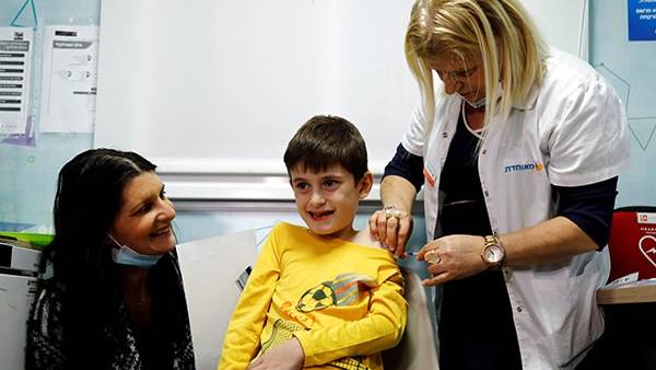 இஸ்ரேல் பிரதமர் மகனுக்கு கொரோனா தடுப்பூசி..  3வது அலையில் இருந்து தப்பிக்குமா? 