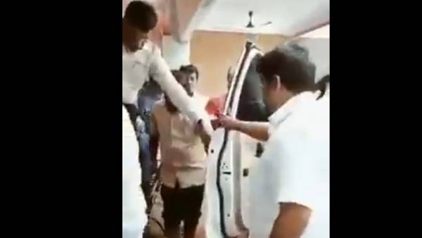 தள்ளிச் சென்ற தொண்டர்கள்