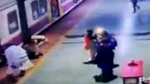 Female RPF constable saves woman in Mumbai Female RPF constable saves woman in Mumbai