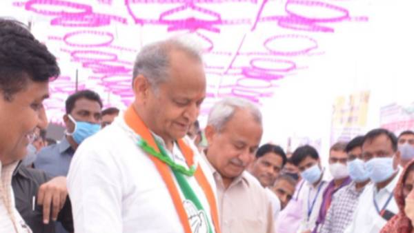 ராஜஸ்தானில் முதல்வர் அசோக் கெலாட்டின் அமைச்சரவை கூண்டோடு ராஜினாமா.. ஏன் தெரியுமா? 