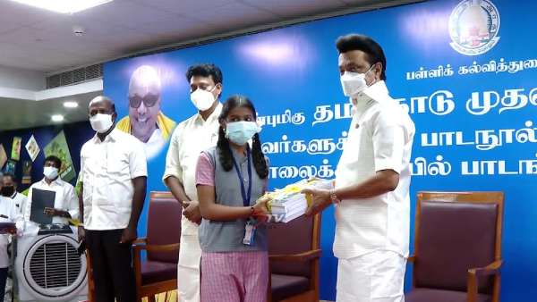 பள்ளிக்கு திடீரென வந்த முதல்வர் மு.க ஸ்டாலின் ... மாணவர்களுக்கு புத்தகங்கள் சாக்லேட் கொடுத்து வாழ்த்து 