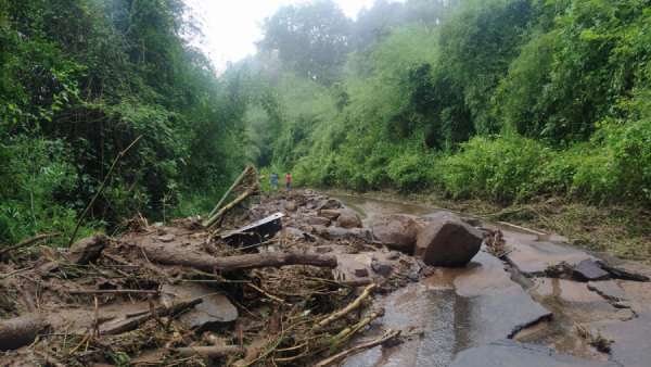 விடிய விடிய கொட்டிய கனமழையால் சின்னாபின்னமான ஏற்காடு - சுற்றுலா பயணிகள் பாதிப்பு 