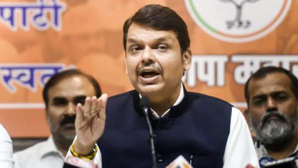 மே.வங்க அரசை எதிர்த்து பேசினால் தலையை துண்டாக்கிடுவாங்க... கோவாவில் பீதியூட்டிய பாஜகவின் பட்னாவிஸ் 