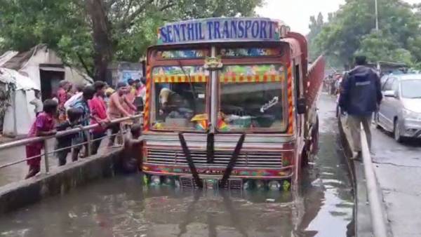 சுரங்க பாதைக்கு வரவேண்டாம்னு எச்சரித்தும் ராயபுரம் சுரங்கத்தில் சிக்கிய லாரி.. 2 மணி நேரம் போராட்டம்