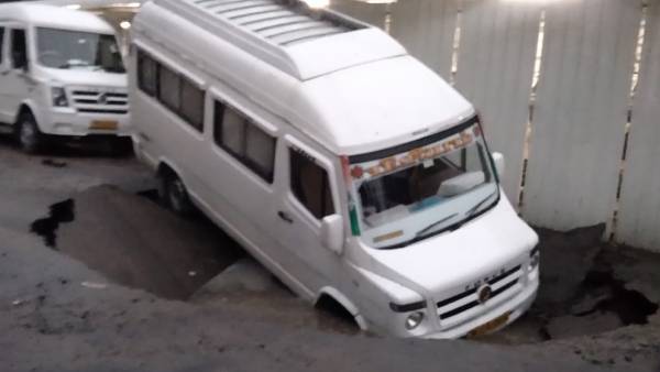 சென்னை கே கே நகரில் சாலையில் 20 அடி ஆழ பள்ளங்கள்.. சிக்கியது டெம்போ டிராவலர் வாகனம்