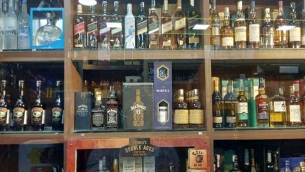 புது மணப்பெண் பெட் ரூமுக்குள் நுழைந்த போலீஸ்.. மயங்கி விழுந்த மாமியார்.. காரணத்தை கேட்டா ஆடிடுவீங்க!