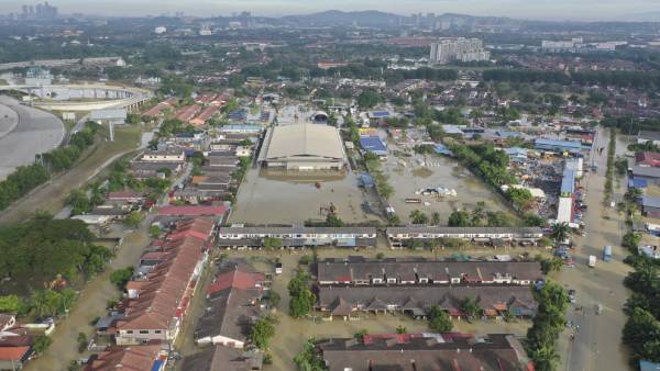 மலேசியா: 100 ஆண்டுகளில் இல்லாத வெள்ளம்.. 14 பேர் பலி.. ஆயிரக்கணக்கானோர் ஒரே இடத்தில் தங்க வைப்பு 