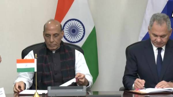 ஏ.கே. 203 ரக துப்பாக்கிகளை வாங்க இந்தியா- ரஷ்யா இடையே ஒப்பந்தம் கையெழுத்து 