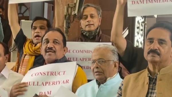 முல்லைப் பெரியாறு அணை விவகாரம்- நாடாளுமன்ற வளாகத்தில் கேரளா எம்.பிக்கள் போராட்டம் 