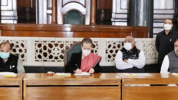 விவசாயிகள், பொதுமக்கள் மீது மோடி அரசுக்கு அக்கறை இல்லை.. சோனியா காந்தி விமர்சனம் 