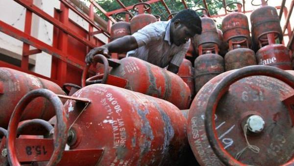 கேஸ் சிலிண்டர் டெலிவரி மேன்