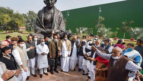 நாடாளுமன்றம்: சஸ்பெண்ட் செய்யப்பட்ட திரிணாமுல் காங். எம்.பி.க்கள் மட்டும் நாள்தோறும் போராட்டம் 