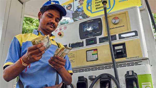 டெல்லியில் பெட்ரோல் மீதான மாநில அரசின் வரி 10.60% குறைப்பு.. லிட்டருக்கு ரூ.8 விலை சரிவு! 