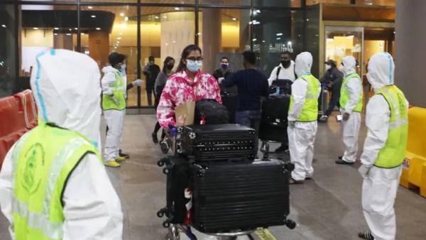 மதுரையில் பரபரப்பு.. சிங்கப்பூரில் இருந்து வந்தவருக்கு கொரோனா.. ஓமிக்ரான் பாதிப்பா? பரிசோதனை தீவிரம்