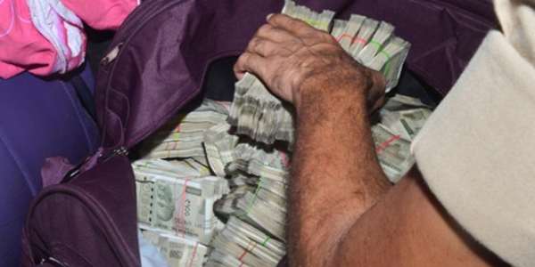அதிமுகவை அசைக்க முடியாது