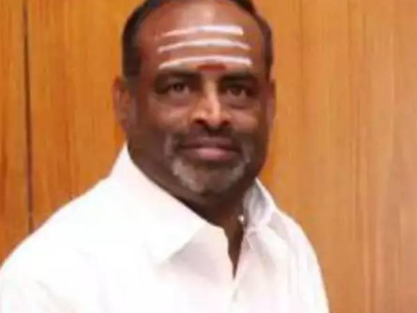 அதிமுக எம்பி நவநீதகிருஷ்ணன்