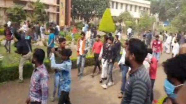 பள்ளி மீது கல்வீசி தாக்குதல்