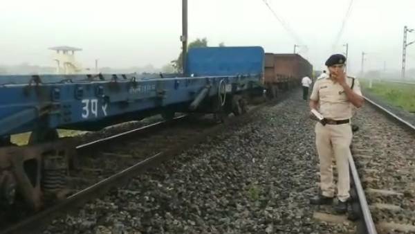  அரக்கோணம் அருகே தடம்புரண்ட சரக்கு ரயில்... நடுவழியில் தவித்த பயணிகள் 