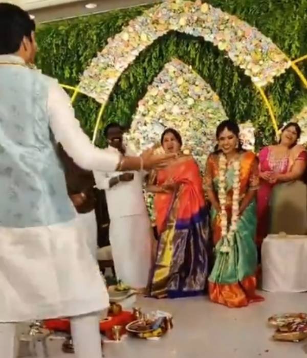 மகளுக்கு நிச்சயதார்த்தம்