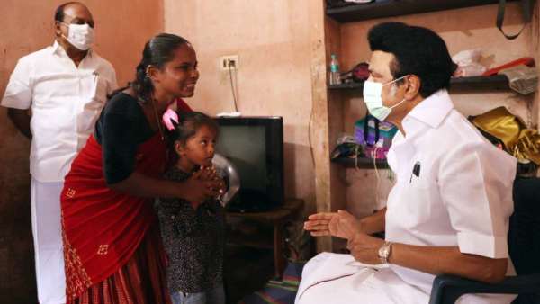 குறவர் இருளர் சமூகத்திற்கு ஒளியேற்றிய அஸ்வினி