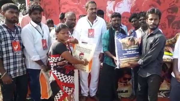 வெள்ளத்தால் பாதிக்கப்பட்ட மக்களுக்கு ஓடோடிச் சென்று உதவும் விஜய் மக்கள் இயக்கம்.. குவியும் பாராட்டு! 