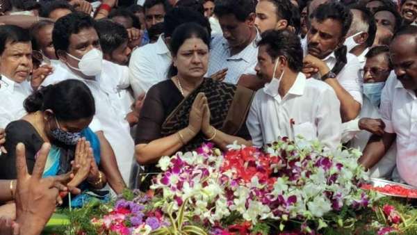 இரண்டாவது முறையாக ஜெயலலிதா சமாதிக்கு வந்த சசிகலா.. கருப்பு உடையில் கண்ணீர் அஞ்சலி 