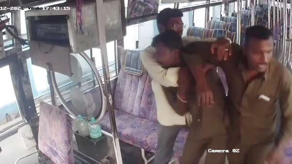 டைமிங் தகராறு.. பேருந்துக்குள் பாக்சிங் செய்த பஸ் ஊழியர்கள்.. ஈரோட்டில் பரபரப்பு 