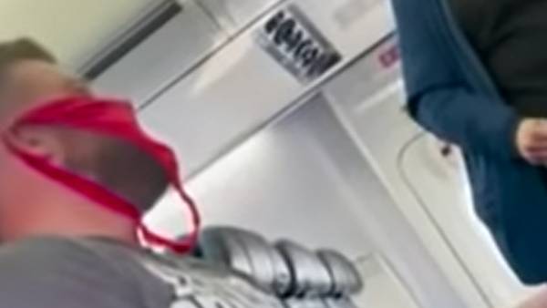 விமானத்தில் மாஸ்க் அணியாமல்.. பெண்ணின் உள்ளாடையை அணிந்த நபர்.. கடைசியில் நடந்தது என்ன? 