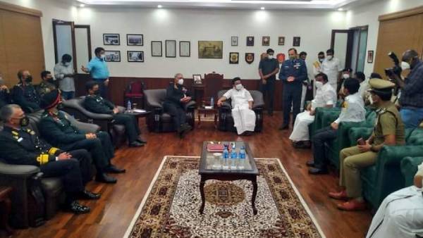 ராணுவ அதிகாரிகளுடன் ஆலோசனை