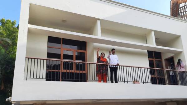 பிரம்மாண்ட பங்களா