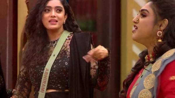 பிக்பாஸ் அல்டிமேட்: வீட்டிற்குள் வந்ததும் செருப்பை கையில் எடுத்த அபிராமி..முதல் நாளே இப்படியா 