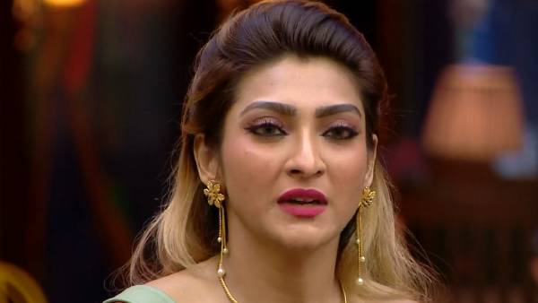 முத்தத்தைப் பற்றி விளக்கம் கொடுத்த அக்ஷரா....இது என்ன புது ட்வீட்ஸ்??? 