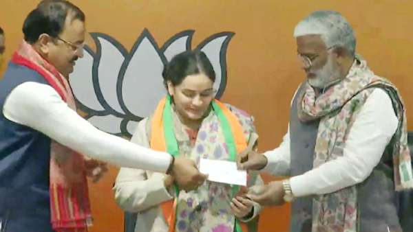 Aparna Yadav Mulayam Singh Yadav’s Daughter-in-law Joins BJP Ahead of UP Polls Aparna Yadav Mulayam Singh Yadav’s Daughter-in-law Joins BJP Ahead of UP Polls
