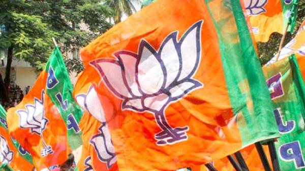 ஓட்டு கேட்டு செல்லும் பாஜக வேட்பாளர்களை சேற்றை வாரி விரட்டியடிக்கும் மக்கள்.. பரிதவிப்பில் முதல்வர் 