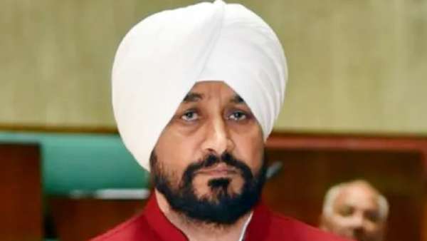 தரையிலேயே படுத்து தூங்கி.. மடம் ஒன்றில் இரவு முழுக்க தங்கிய பஞ்சாப் முதல்வர் சன்னி.. ஏன்? என்னாச்சு? 
