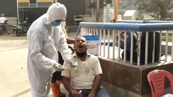 தடையை மீறி ஊர் சுத்துரீங்களா.. கொரோனா டெஸ்ட் எடுத்துட்டு போங்க.. சேலத்தில் தெறிக்க விட்ட அதிகாரிகள் 