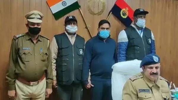 ஐ.பி.எஸ் என்று கூறி ரூ.125 கோடி ஆட்டையை போட்ட பி.எஸ்.எப் ஆபிசர்..வீட்டை பார்த்து மிரண்டுபோன போலீஸ்! 