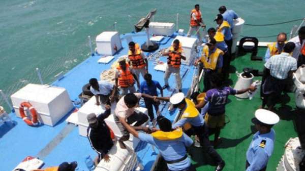 சுற்றி வளைத்து 43 மீனவர்கள் கைது