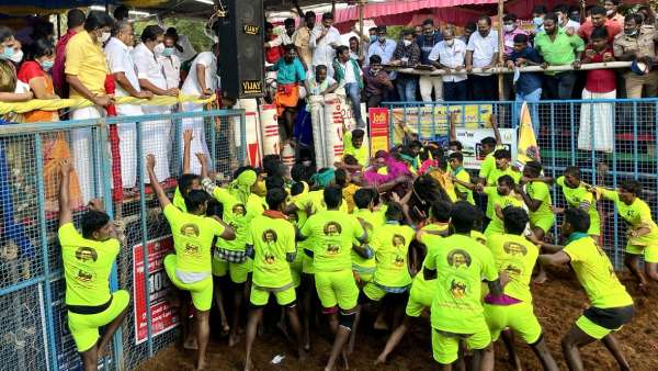 முதல்வர் பெயரில்