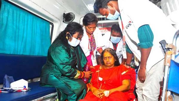 சாலையில் மயங்கி விழுந்த மூதாட்டி! பதறிதுடித்து சென்று முதலுதவி சிகிச்சை அளித்த ஆளுநர் தமிழிசை! 