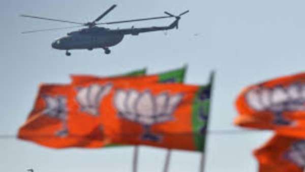 ஹெலிகாப்டரில் பறந்து பறந்து பிரச்சாரம் செய்யும் \