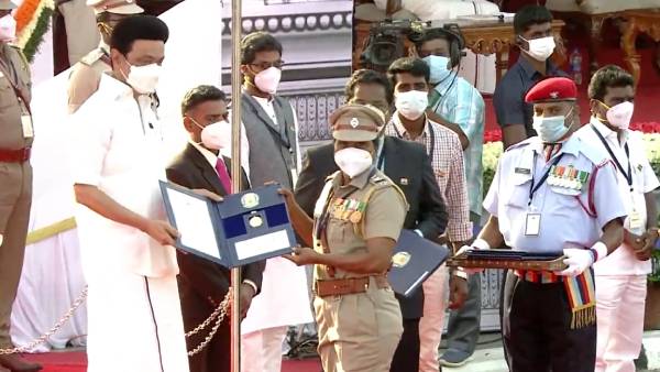 அண்ணா விருது: இளைஞரை தோளில் தூக்கி காப்பாற்றிய இன்ஸ்பெக்டர் ராஜேஸ்வரியை ஞாபகம் இருக்கா? 